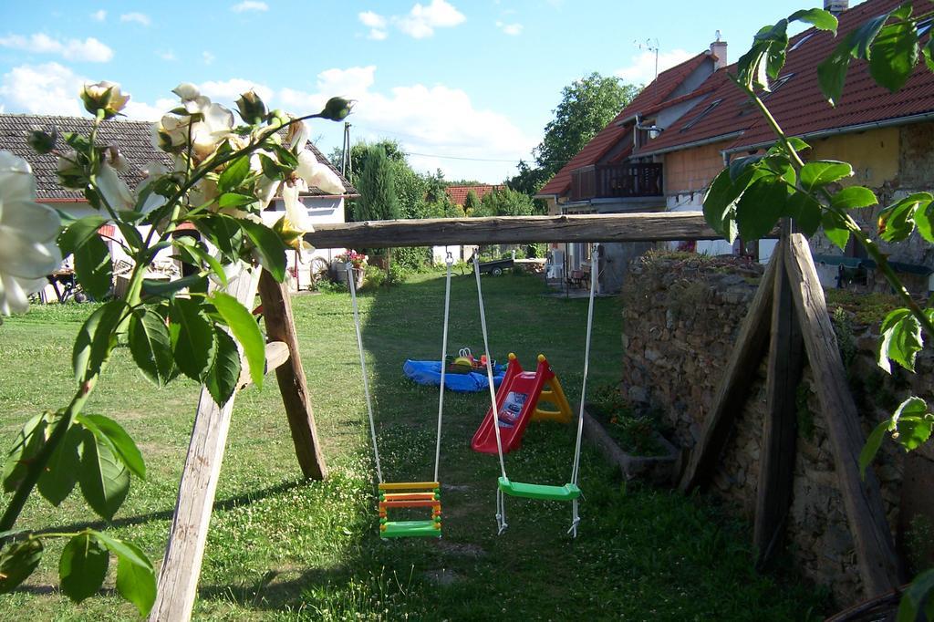Podkrovi V Jihoceskem Statku Nemejice Exteriör bild